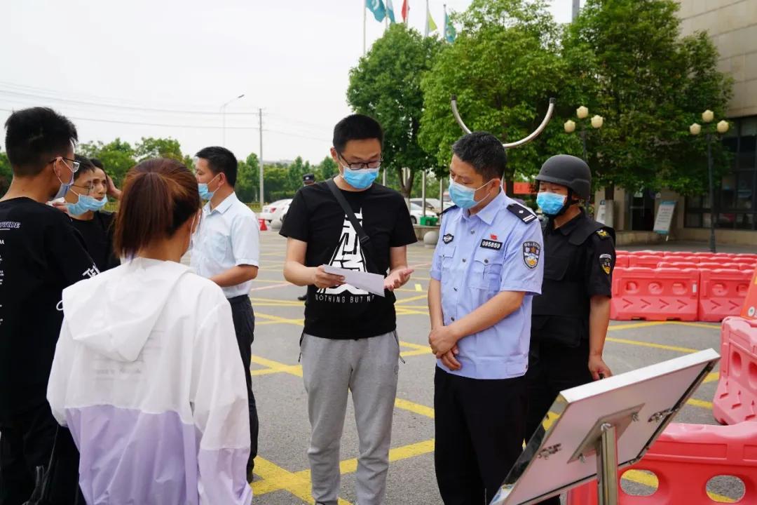 开学交警暖心护航,公安护航平安开学