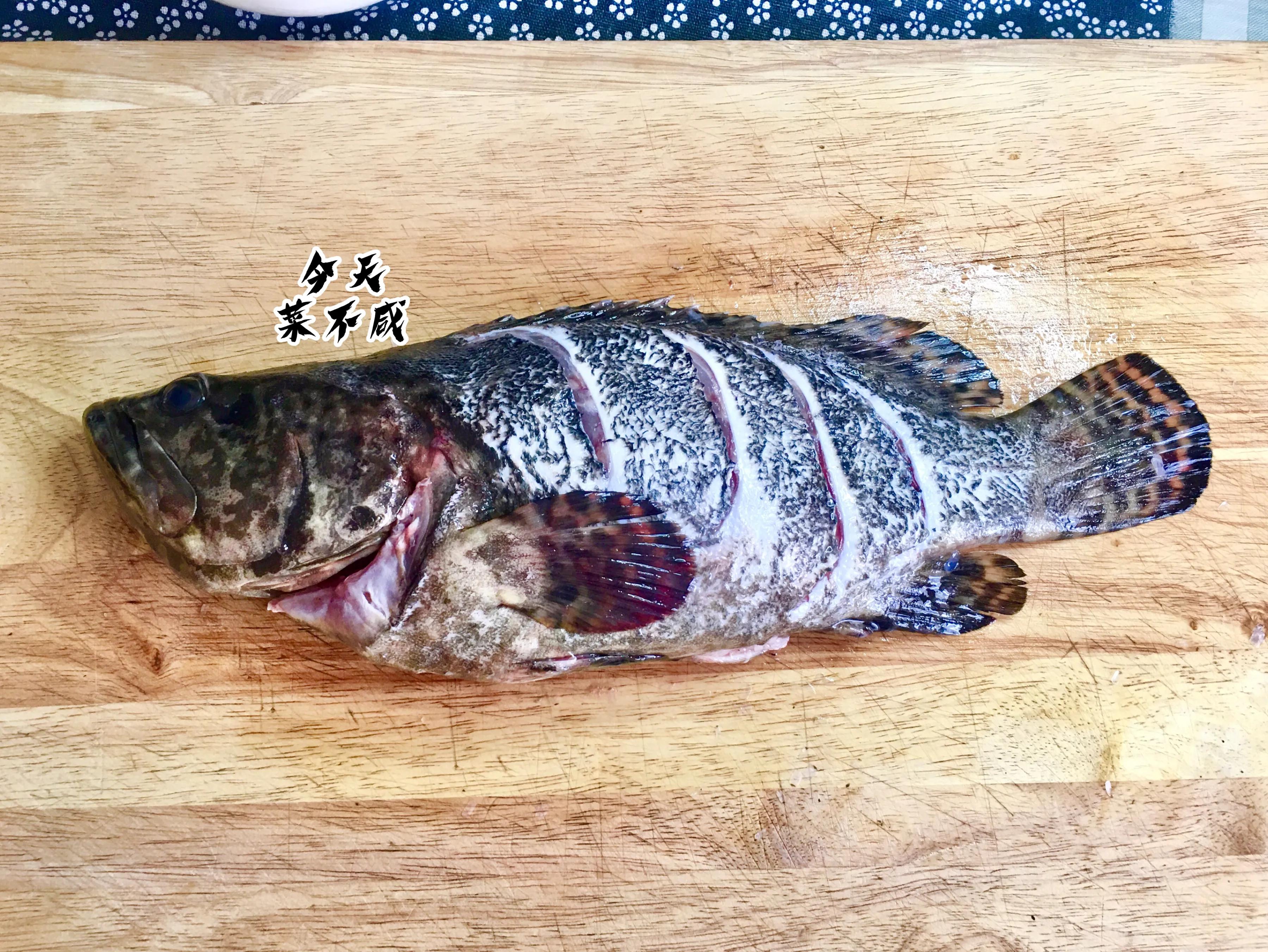 石斑鱼先倒蒸鱼豉油还是先泼油,清蒸鱼石斑鱼放什么调料