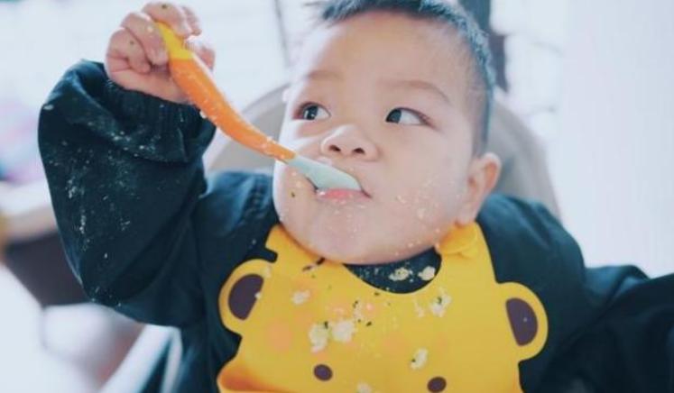 小孩生病不吃饭有什么解决的办法,孩子生病不肯吃药试试这个方法