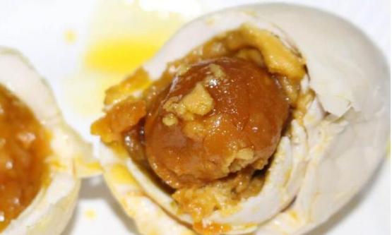 怎样腌鹅蛋既不咸又流油,腌鹅蛋怎么防止蛋黄发黑