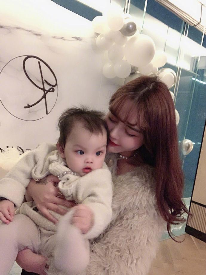 韩安冉穿皮草,韩安冉养女儿花多少