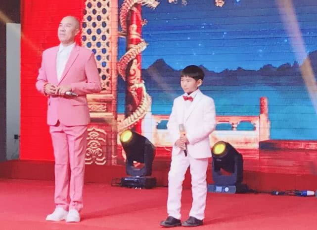 “唱响中原，薪火相传”著名艺术家*军白**选收徒暨公益展演成功举行