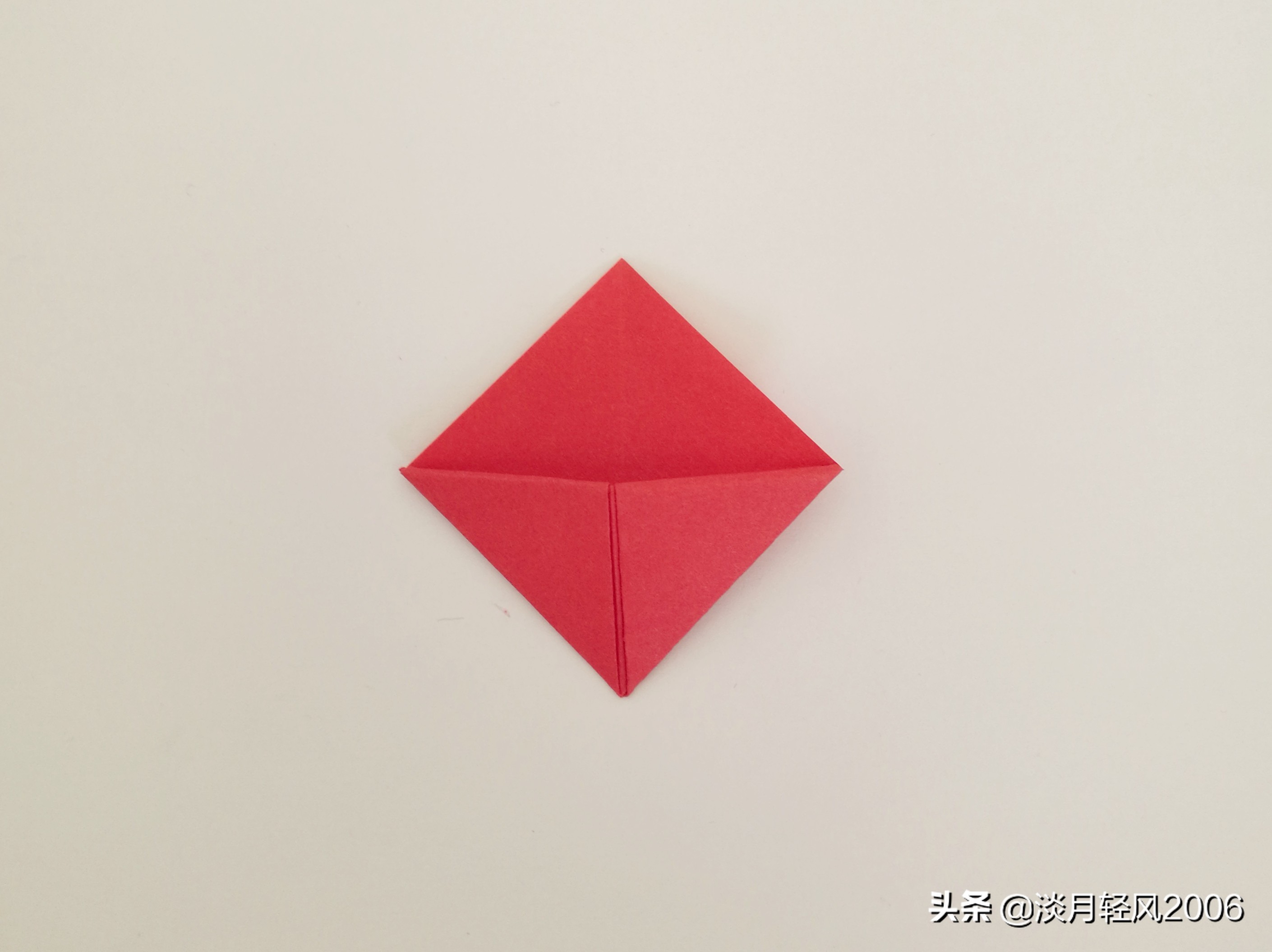 简单有趣的卡纸折心,小孩子拿卡纸折爱心