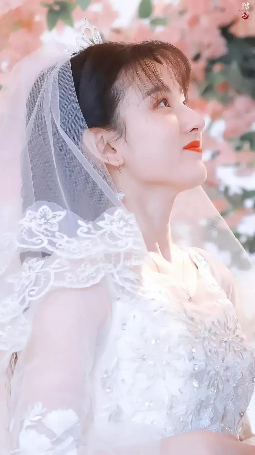 试问女生们，你们哪个能躲得了“婚纱的诱惑”呢？