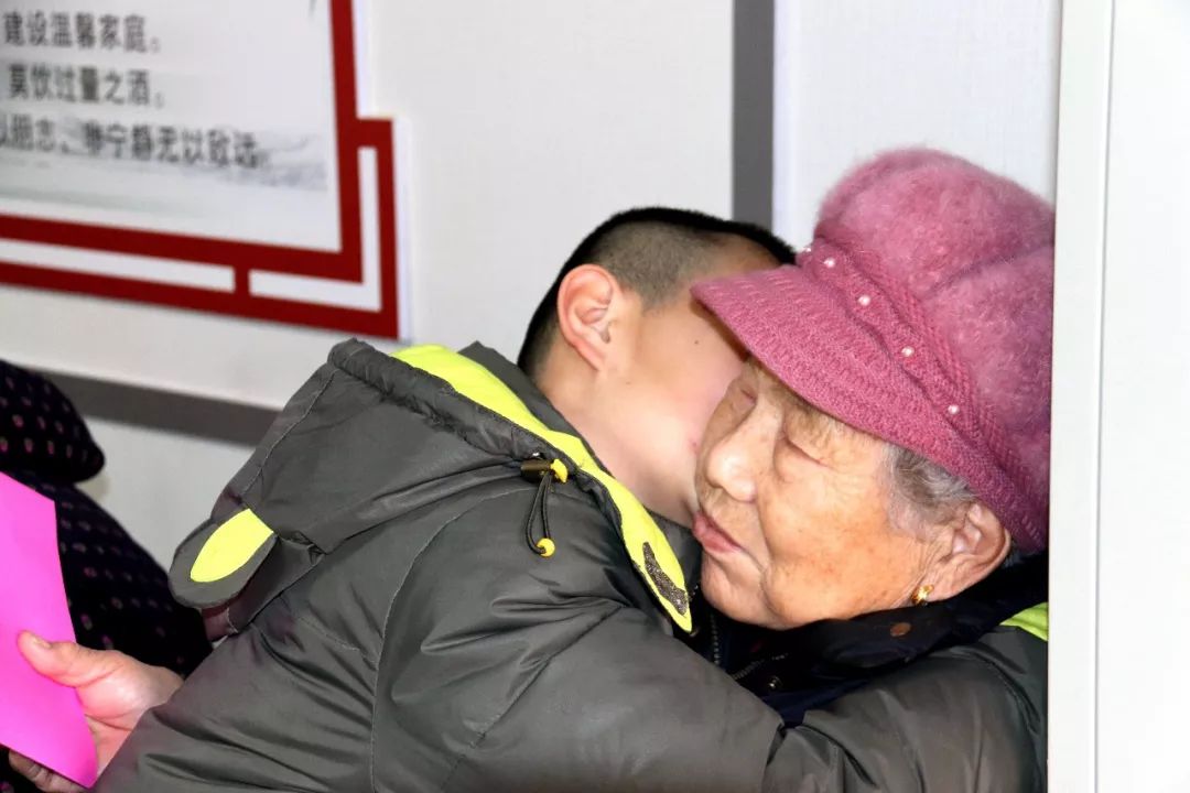 为社区留守儿童辅导功课,心系留守儿童关爱他们成长