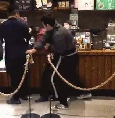 星巴克真香警告：猫爪虽香，小心挠伤