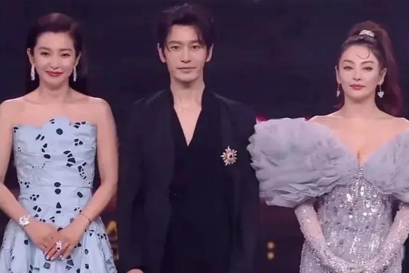 杨幂与杨紫的采访节目,微博之夜杨幂和杨紫在聊什么