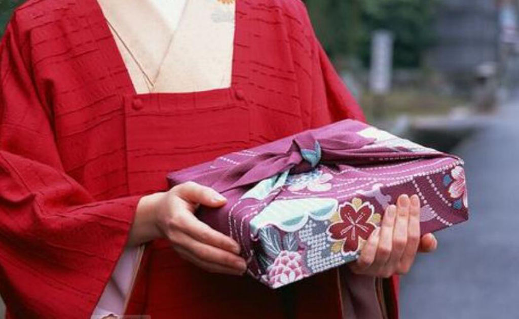 奇怪而又舒适：VibramFuroshiki包裹鞋体验