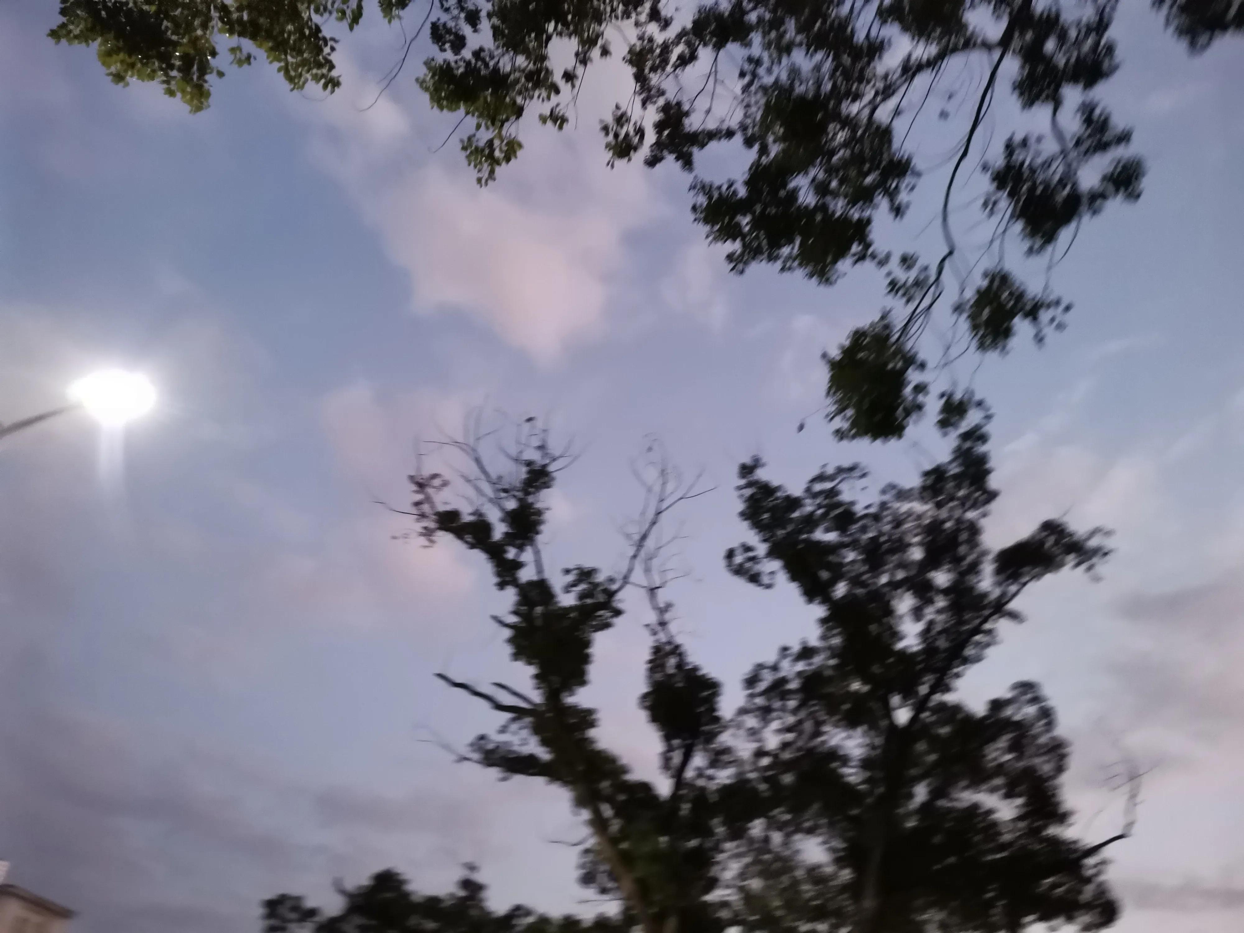 月经痛得难受,月经痛父母很冷漠