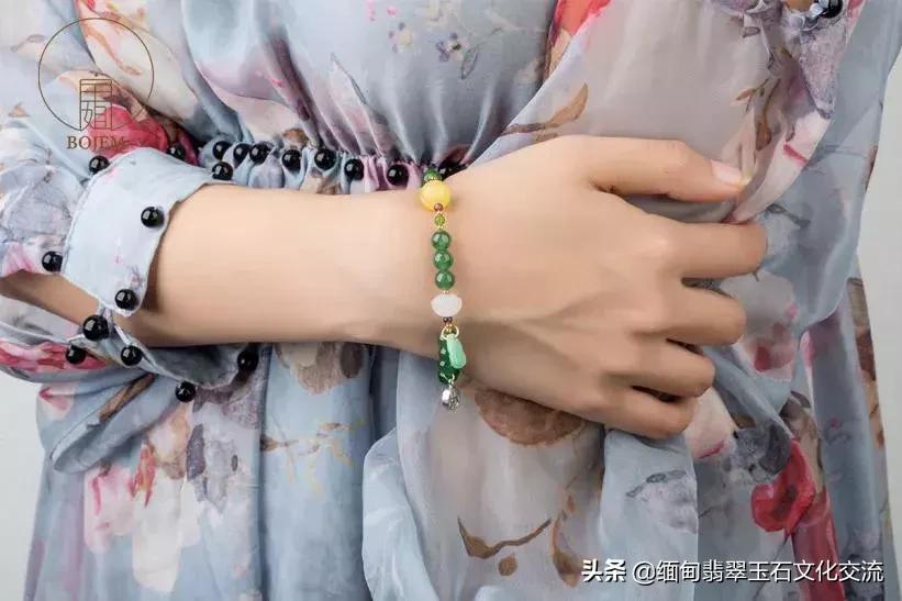 谢娜满身翡翠引争议，戴对显气质戴错变大妈，教给你搭配秘诀