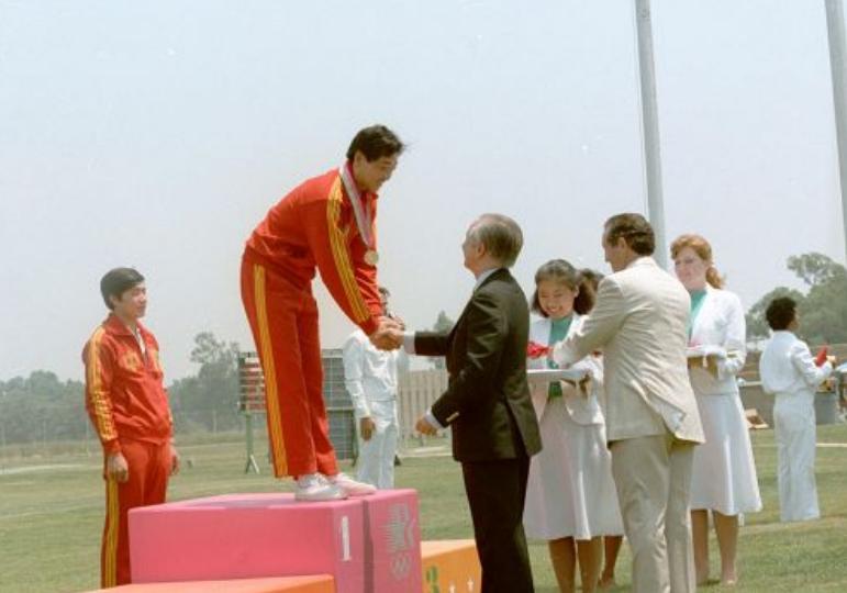 2000年，日本主妇问“能否让出奥运会举办机会”，*镕基朱**巧妙回复