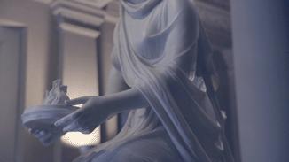 面纱掩盖着的，是一个少女的贞洁，也是整个帝国的命运