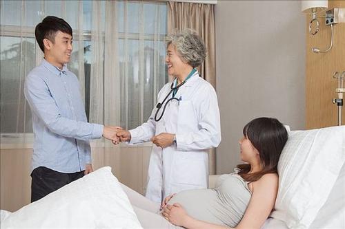 内地孕妇赴香港产子 (大陆孕妇赴港产子政策)