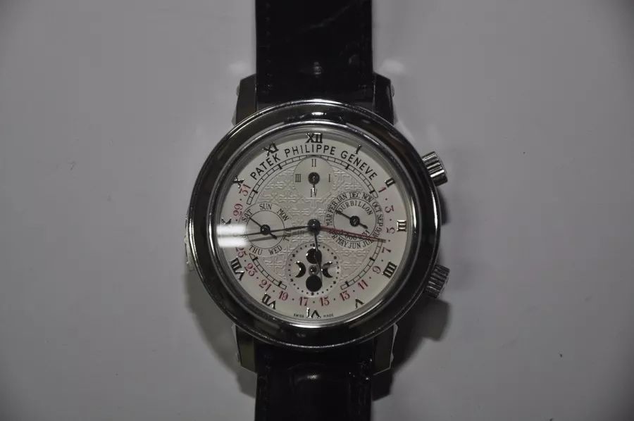 6万人围观!这位贪官的一块手表,起拍价720万元!...