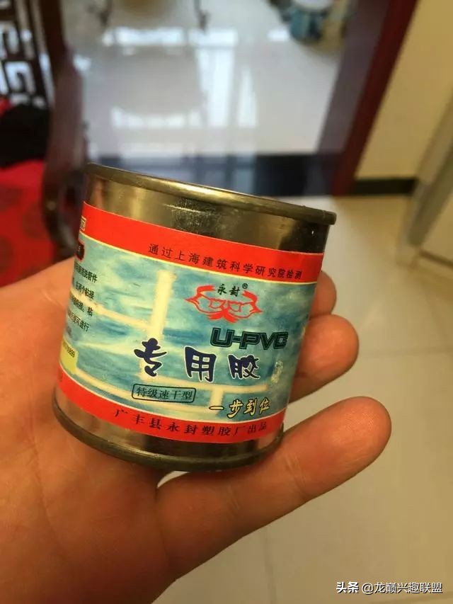 垃圾桶旁边的四方鱼缸，捡回去养了一缸金鱼，别说还挺不错