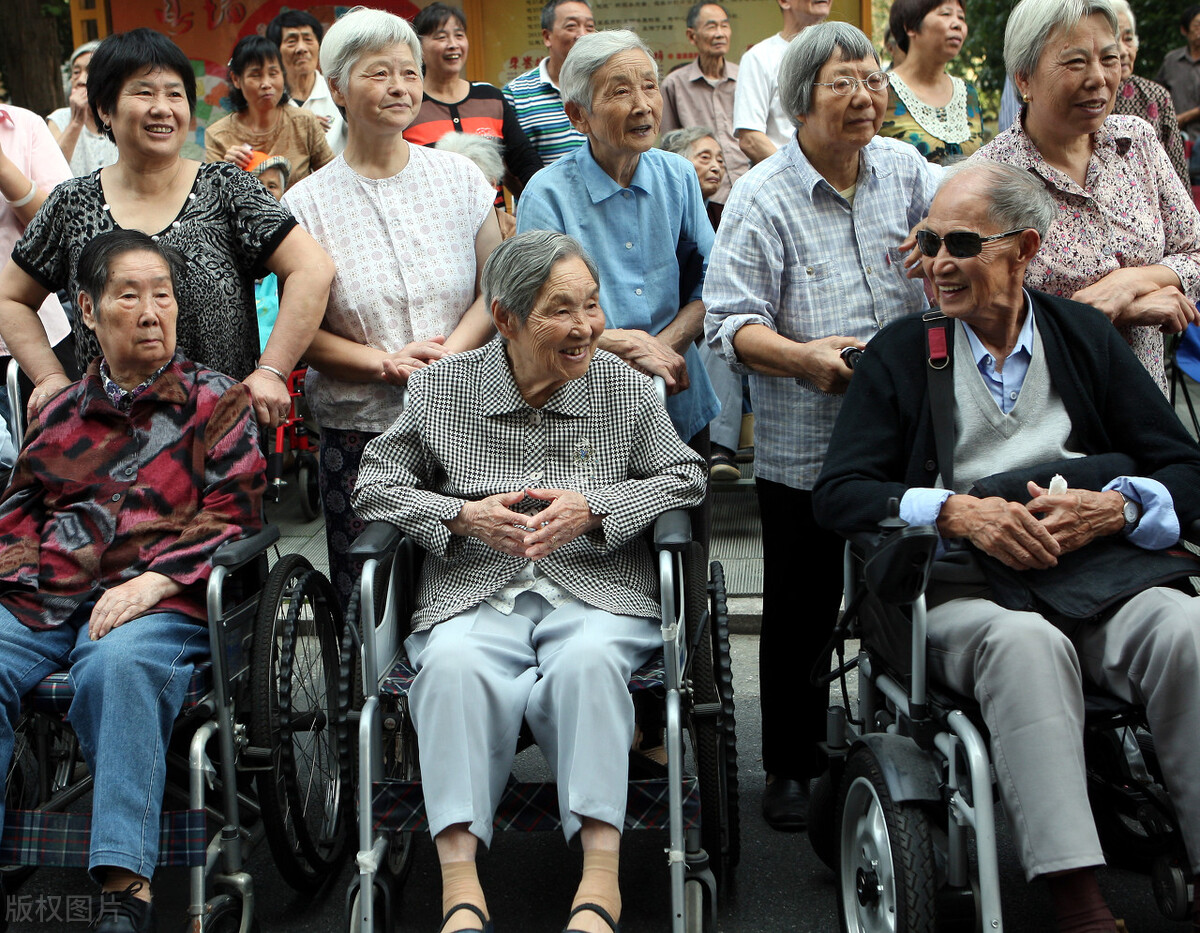 福利院护理员是事业编制吗,我有保育员证能提升工资吗