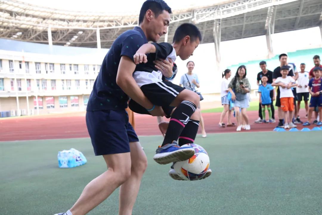 绿茵小课堂|坚持踢球，你的人生或许是这样的......