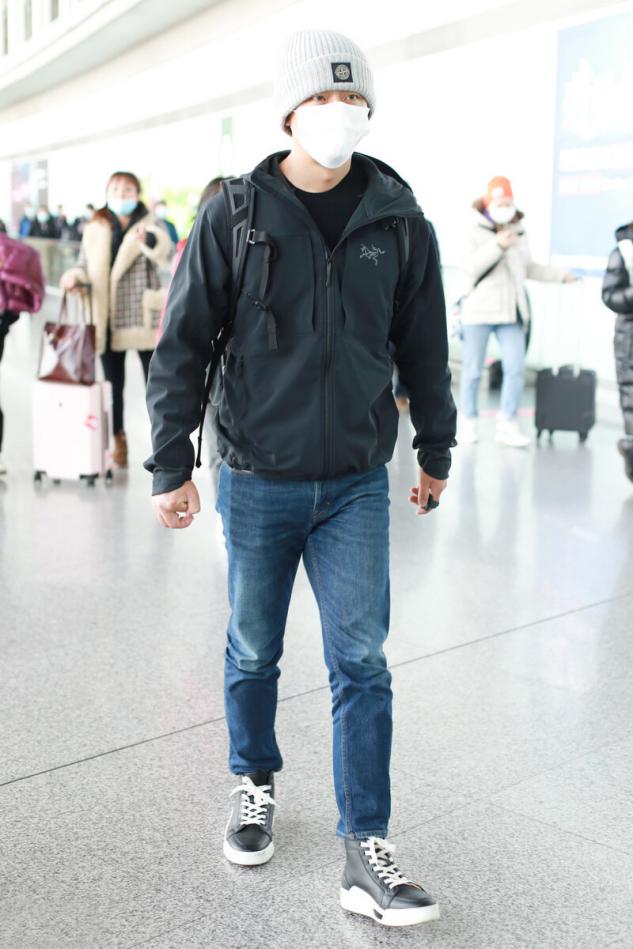 黄轩休闲西装穿搭,黄轩穿背心少年感