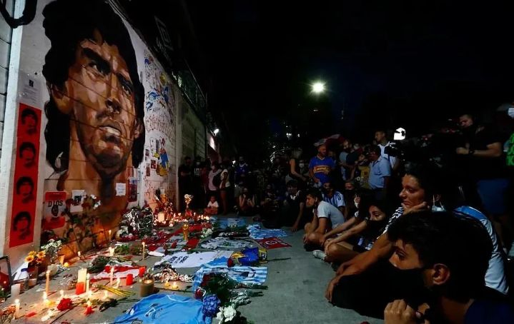 马拉多纳上帝之手拿冠军了吗,马拉多纳是梅西的什么人