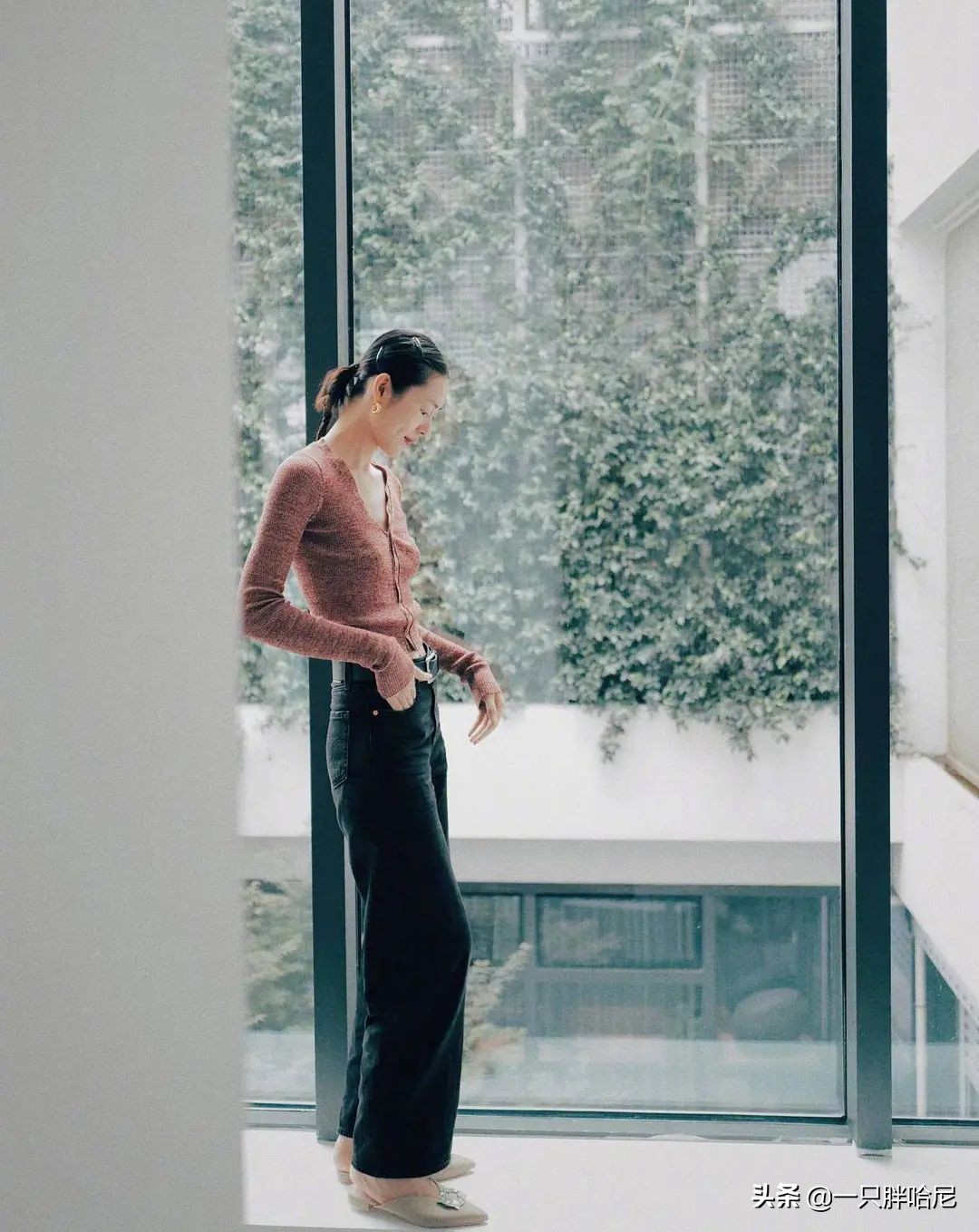 夏天穿鞋不要选这3个“颜色”，容易显脚黑，还不洋气