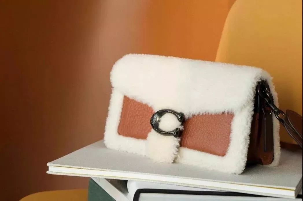 冬天必备款毛毛包 (毛毛包穿搭)