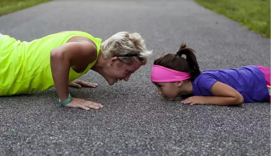 体育老师和数学老师的日常,体育老师与数学老师对视