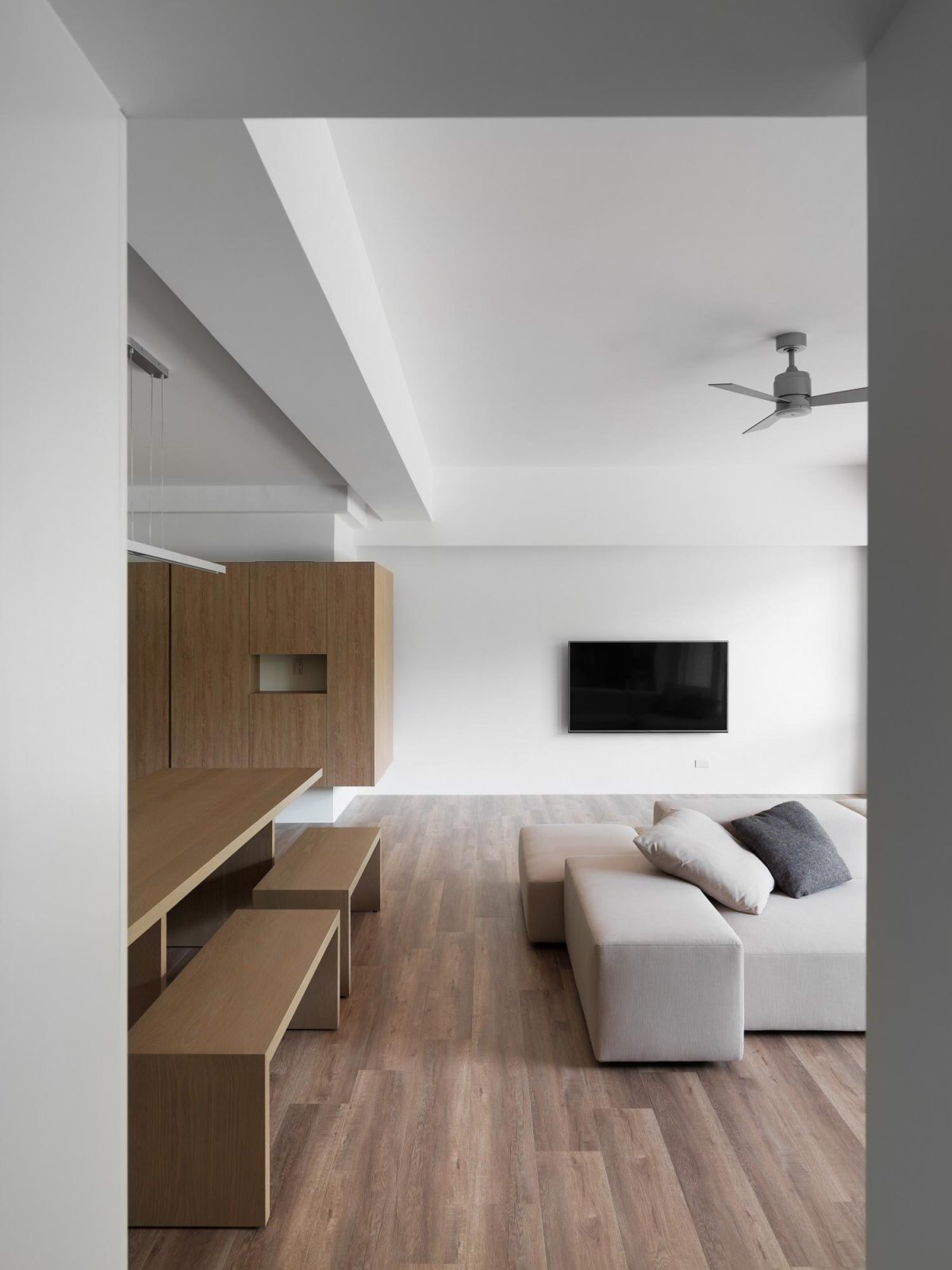 进门左手厨房餐厅客厅一体长方形,现代轻奢装修风格餐厅厨房一体