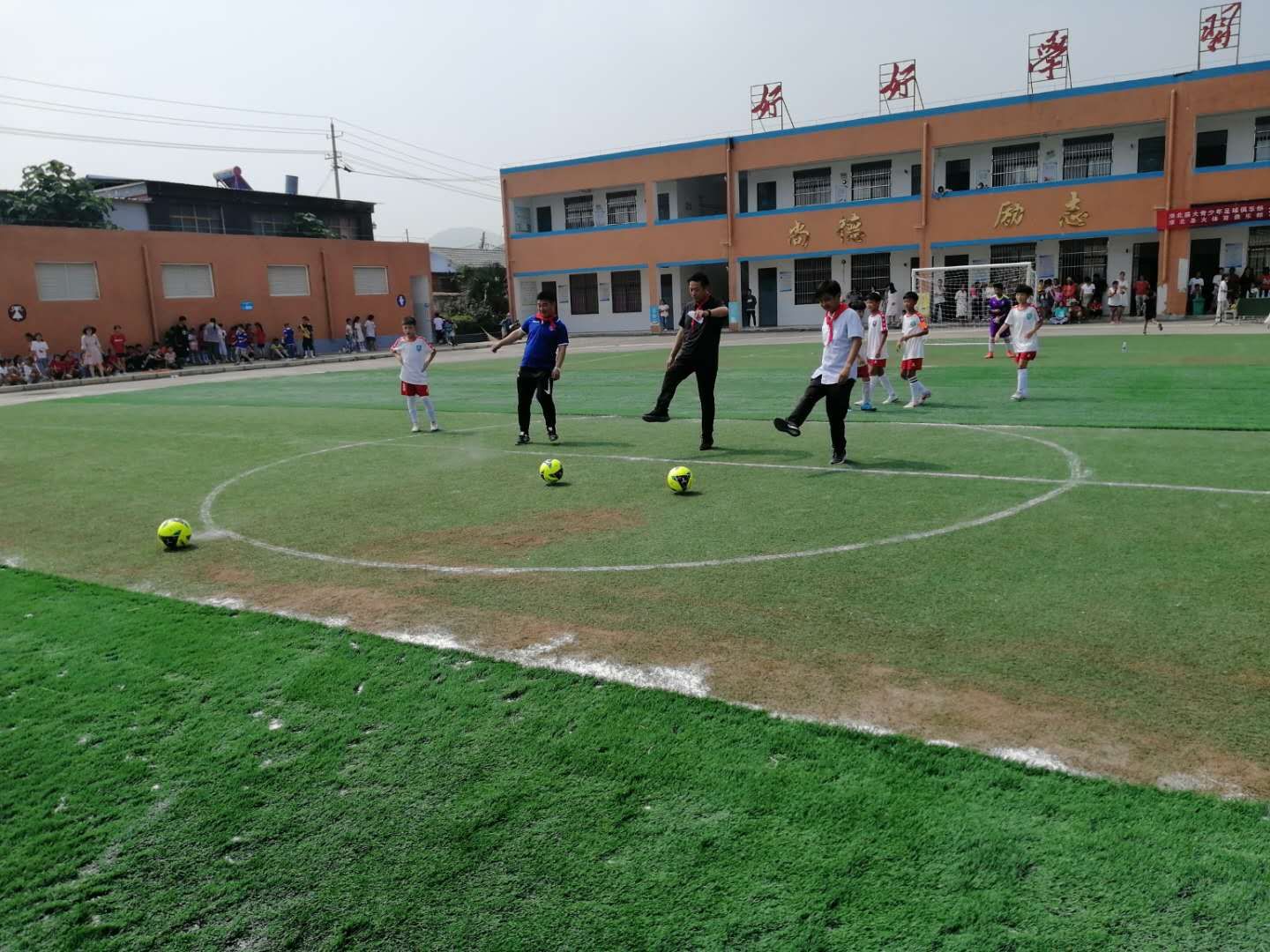 致敬，淮北盛大足球俱乐部！——爱心撒播校园，捐赠温暖你我