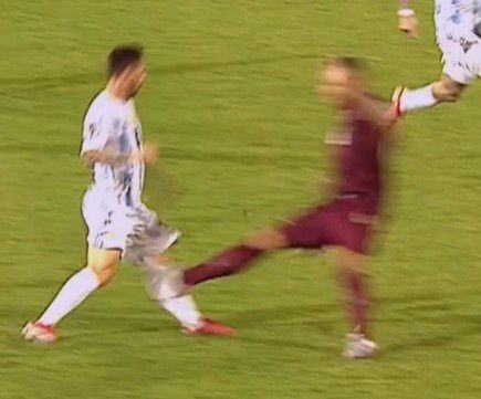 梅西断脚比赛,梅西被蹬踹