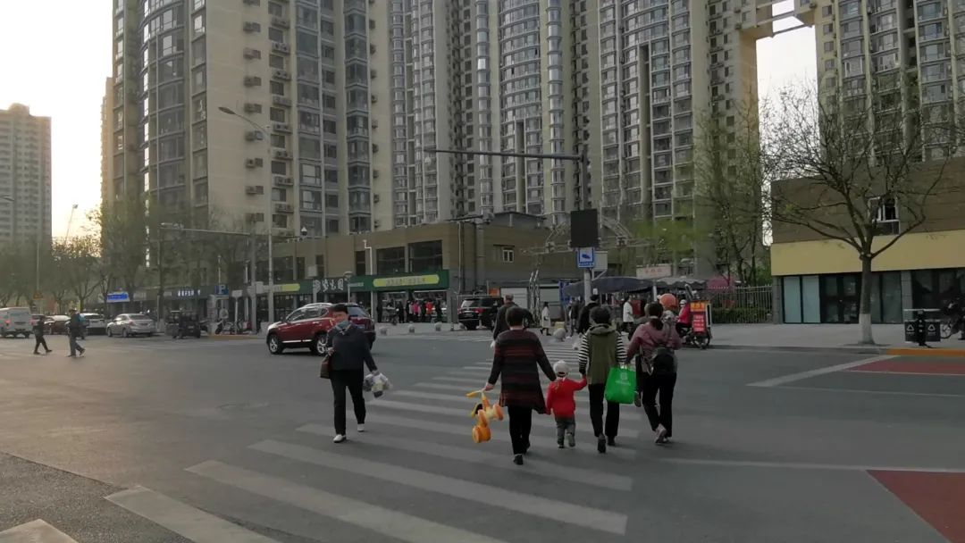 “头摇得像拨浪鼓”，在这儿过马路怎么这么难？