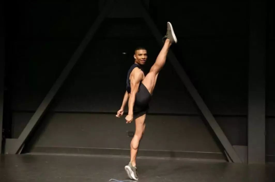 都是史上第一位男啦啦队成员，中*男美**队员各自想表达什么？