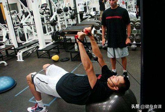 易建联喝蛋白质视频,易建联喝蛋白粉