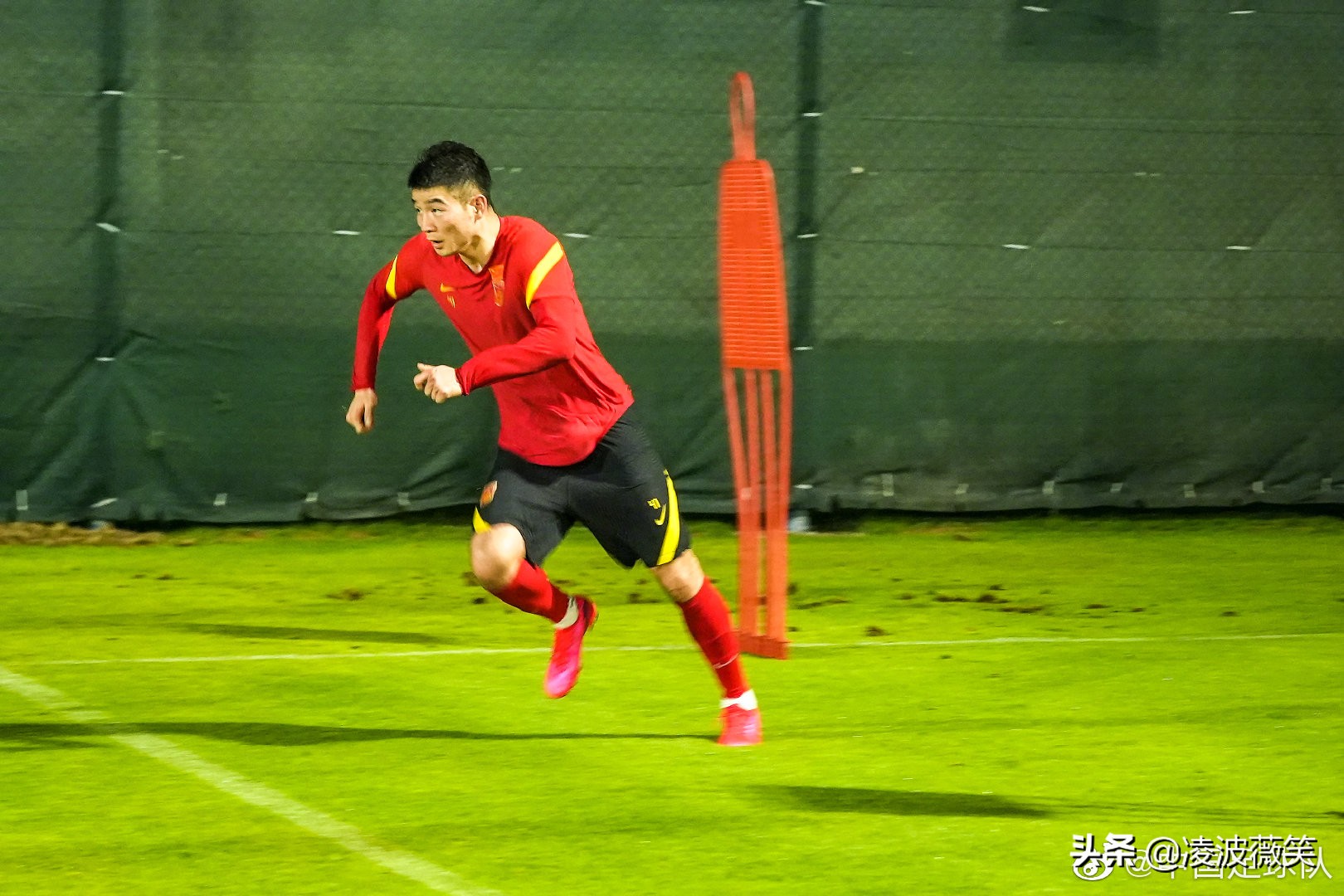 国足沙迦场地首训：蒋光太吴曦汗涔涔，王大雷腰部不适缺席
