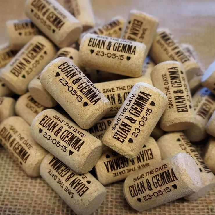 低调订婚宴布置摆件全套,别出心裁婚礼请柬