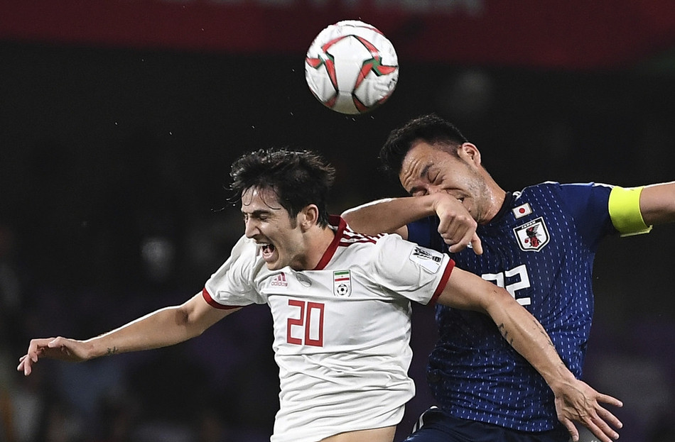 伊朗2-1逆转日本点球判罚,伊朗被踢倒