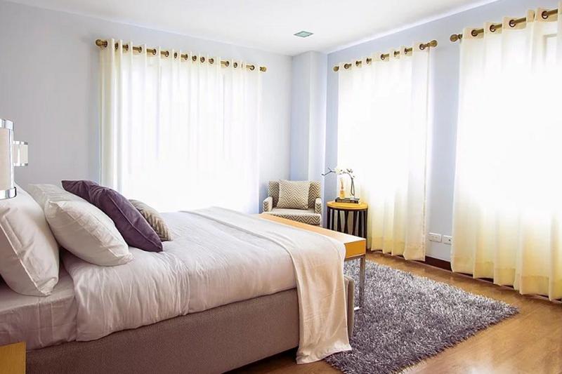 罗马杆和轨道哪个窗帘更容易清洗,客厅阳台窗帘用罗马杆还是轨道好