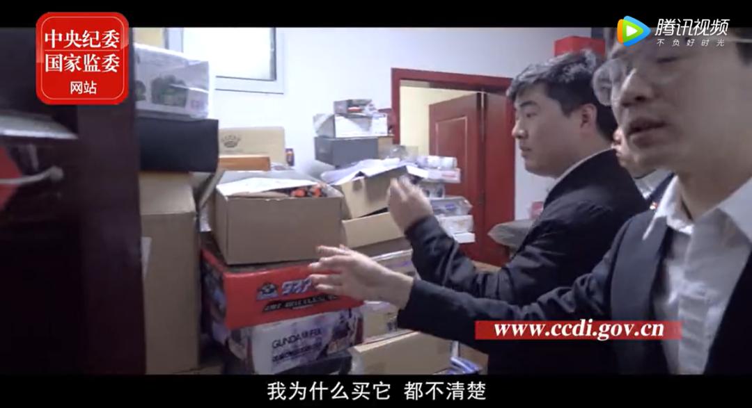 这*独台**角兽高达虽然没有台场的大，但不仅能发光，还能自动变形