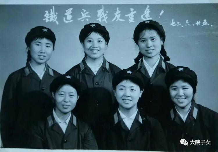 我从小在军营生活长大,我是在部队大院长大的