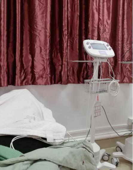 二胎妈妈心里内疚眼里有泪,二胎产后比一胎痛