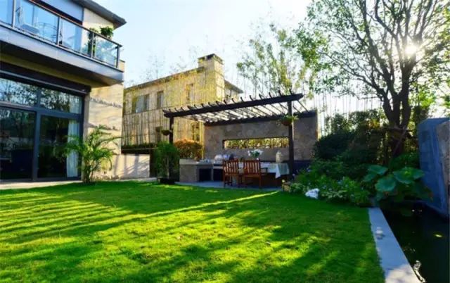 楼顶草坪花园设计效果图,草坪该如何养护管理