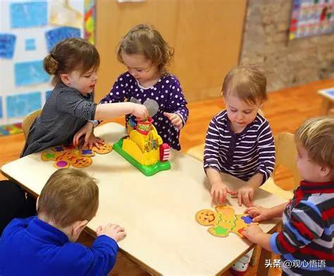 幼师说小朋友不听指令,宝宝在幼儿园踢老师怎么办
