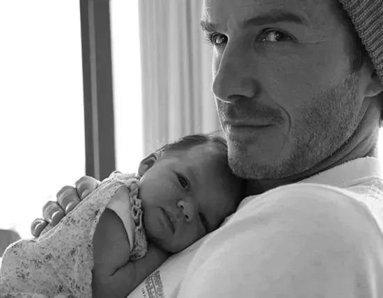 秦昊带米粒伊能静去餐厅,秦昊带女儿米粒伊能静演出