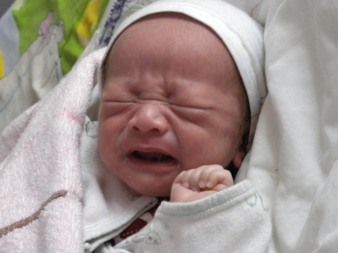 新生儿哭闹是饿的厉害吗,除了哭怎么判断新生儿饿了