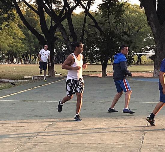 小罗拿下监狱足球赛,小罗足球顶级过人集锦