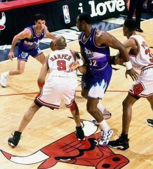 30种篮球基本犯规动作图解,篮球犯规动作视频讲解