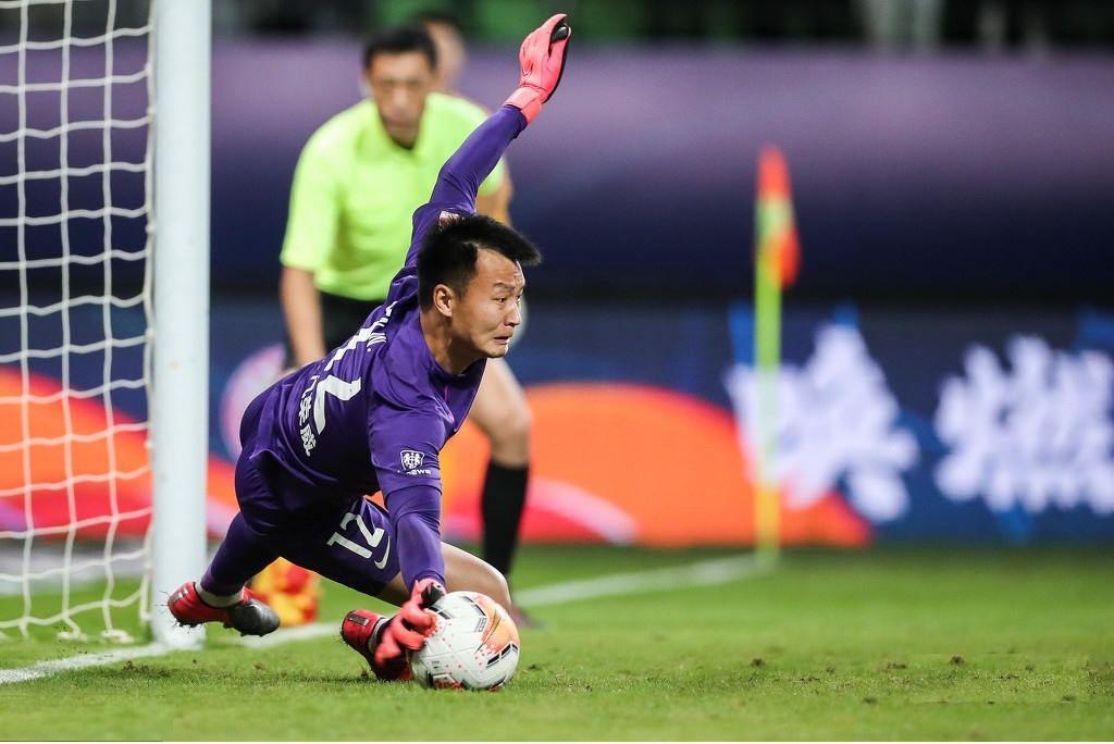 上港守门员颜骏凌,上港门将进球