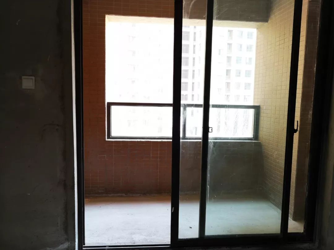 整栋楼都是落地窗,一楼阳台落地窗下面墙能不能拆