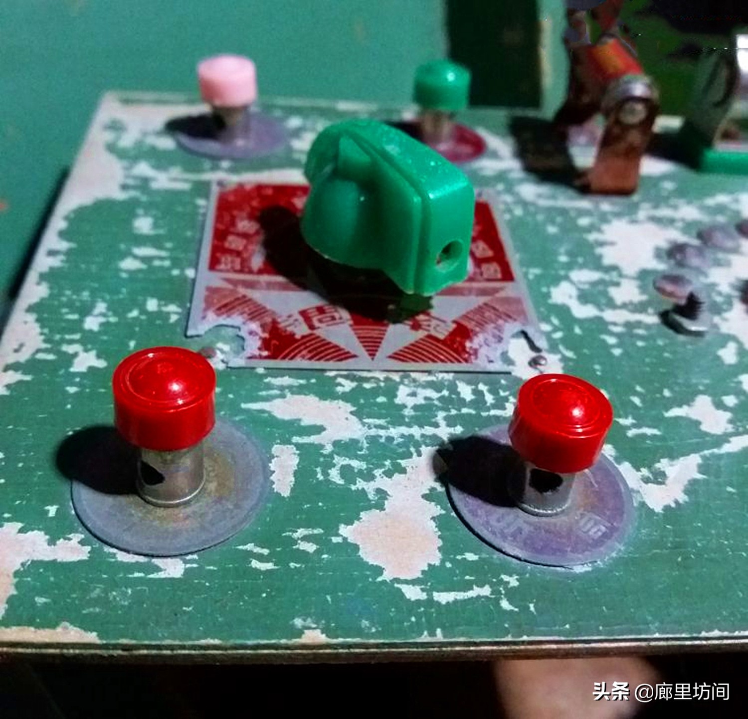 80年代老物件在墙上挂着的收音机,60年代收音机老物件