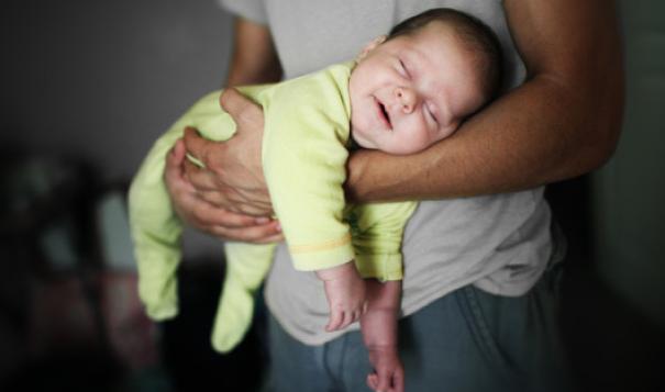 为什么宝宝抱着睡得香放着就醒,50天宝宝抱着睡得香放下就醒