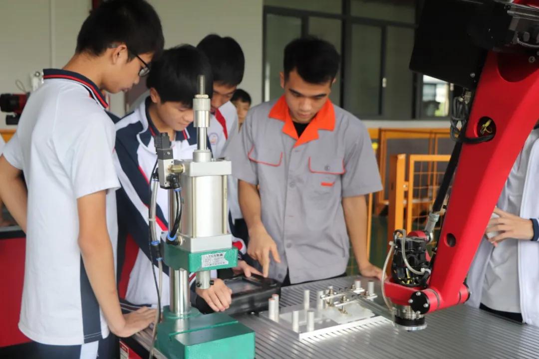 广东高新技术技工学校,广东环保技工学校是公办还是民办